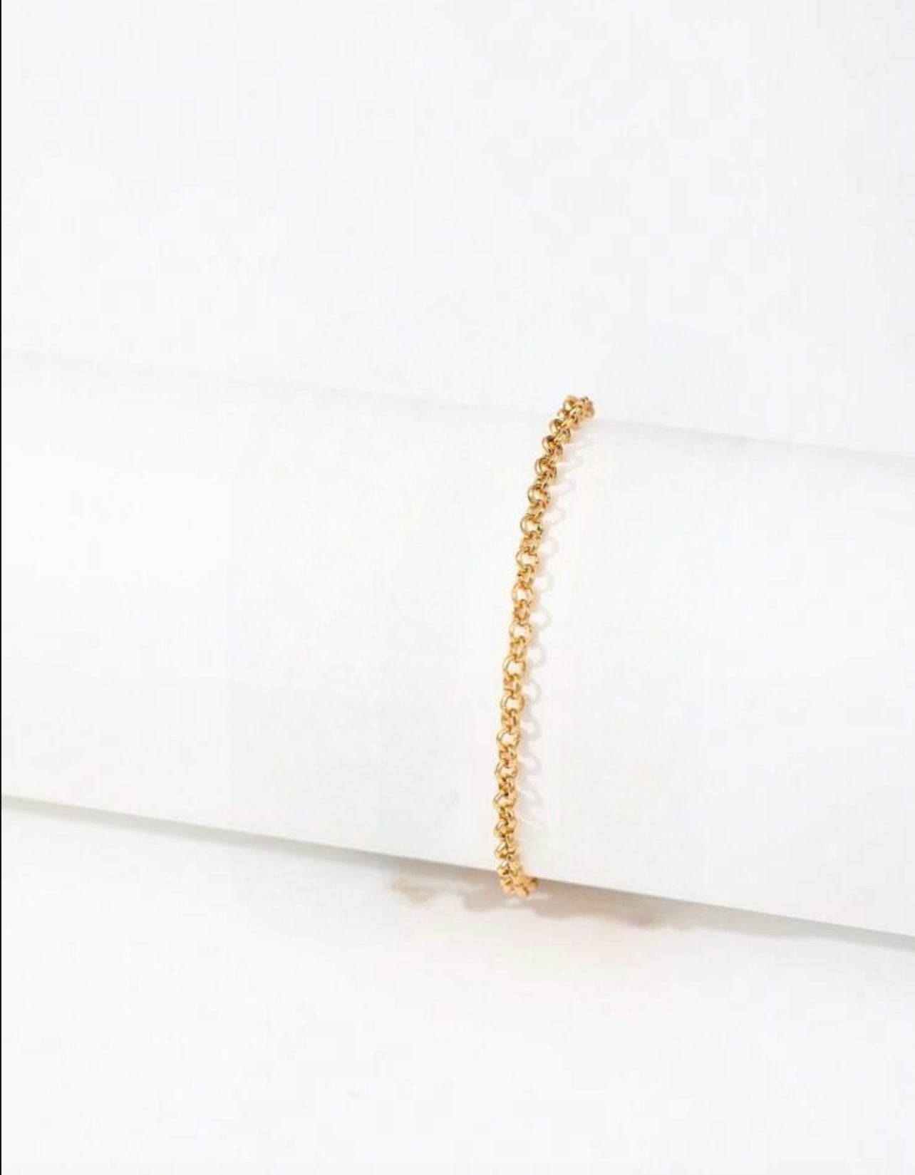 Brățară cu design elegant și delicat