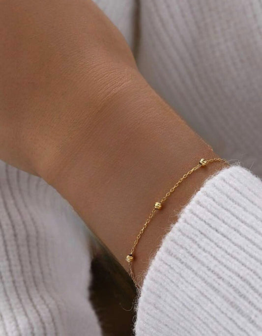 Brățară elegantă cu detalii fine, finisaj auriu