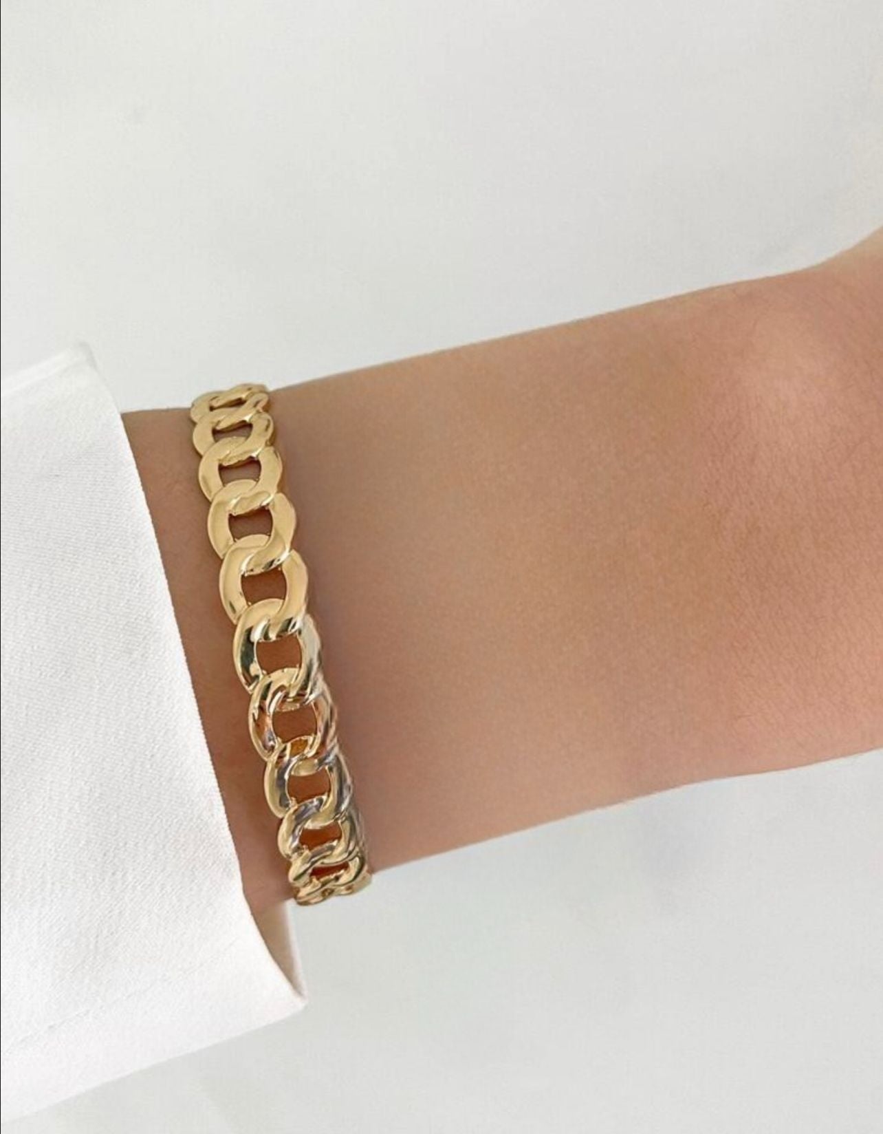 Brățară aurie tip cuff, cu design minimalist și modern