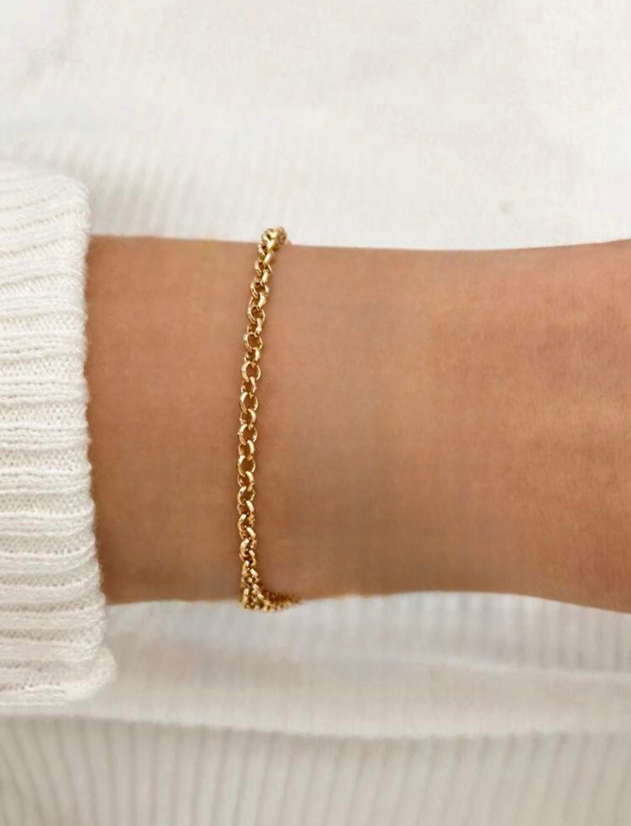 Brățară cu design elegant și delicat