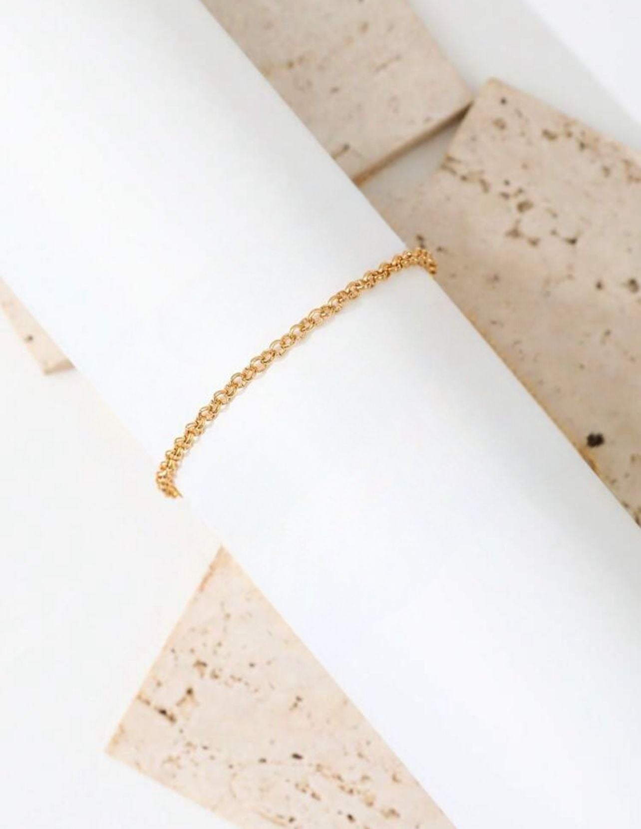 Brățară cu design elegant și delicat