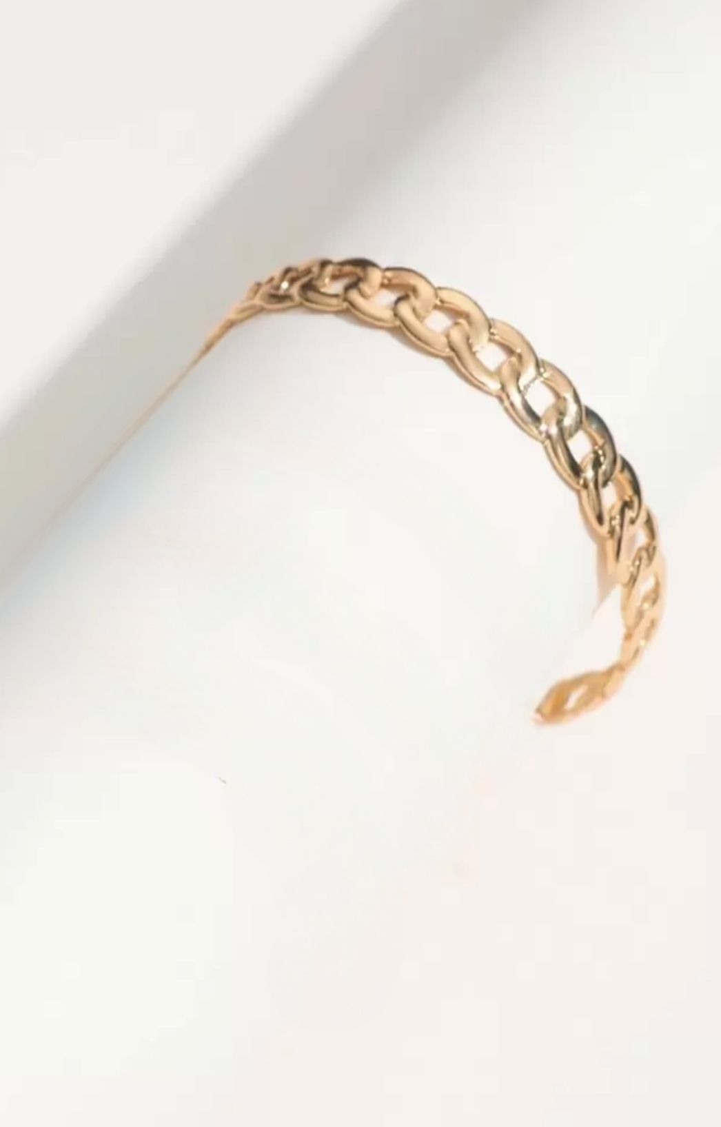 Brățară aurie tip cuff, cu design minimalist și modern