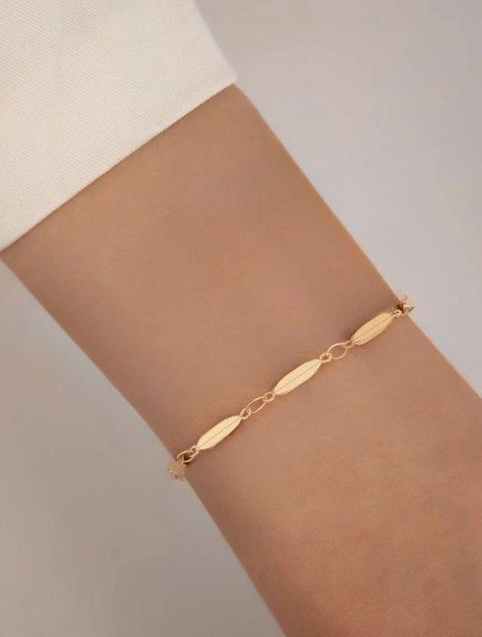 Brățară sofisticată aurie cu design geometric